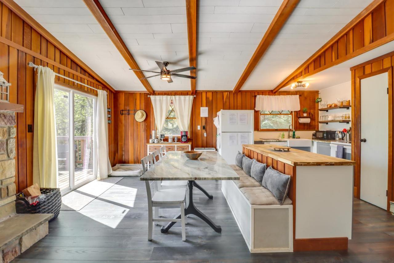 Lakefront Poconos Vacation Rental With Swim Dock! Long Pond エクステリア 写真