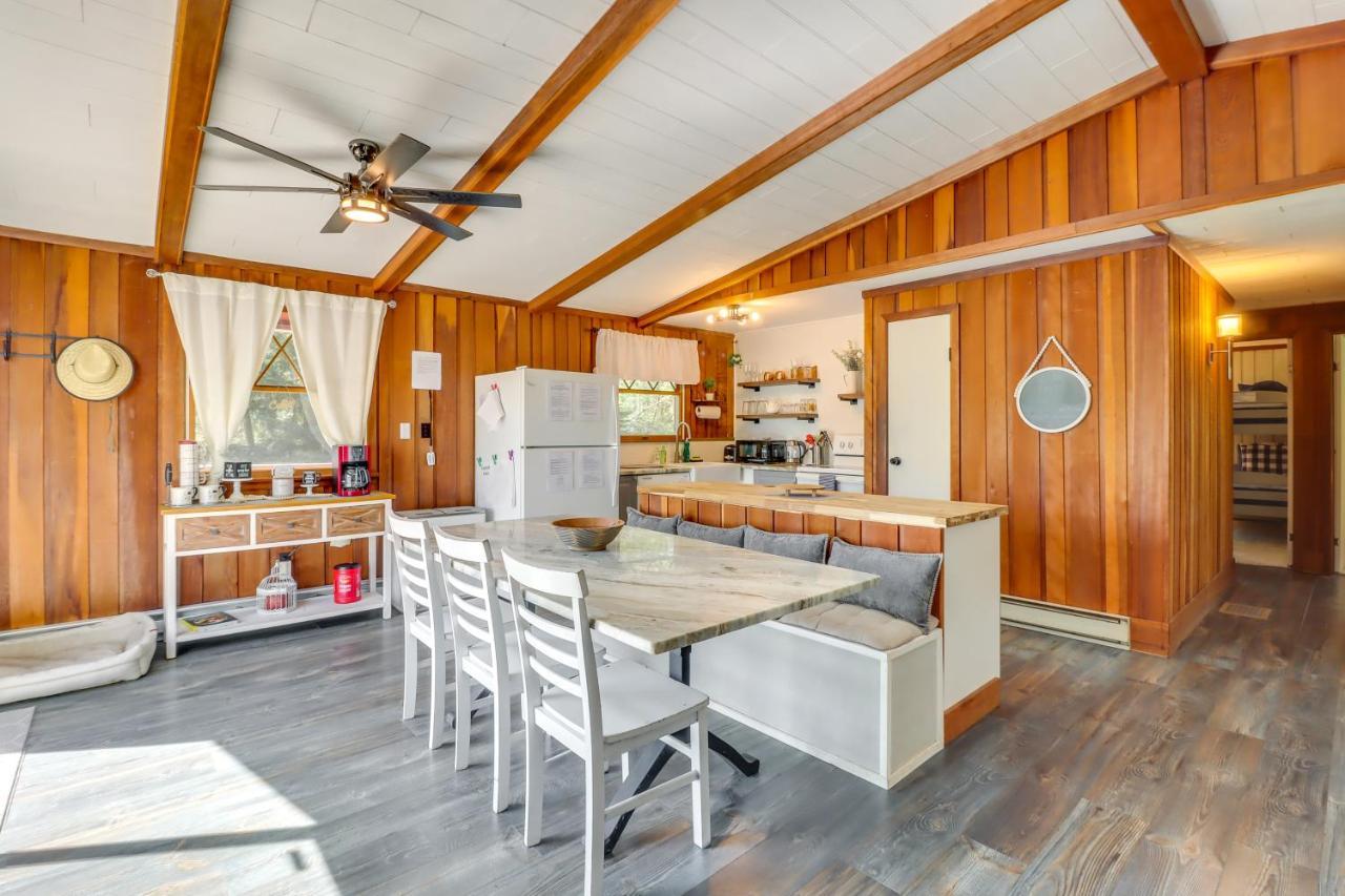 Lakefront Poconos Vacation Rental With Swim Dock! Long Pond エクステリア 写真