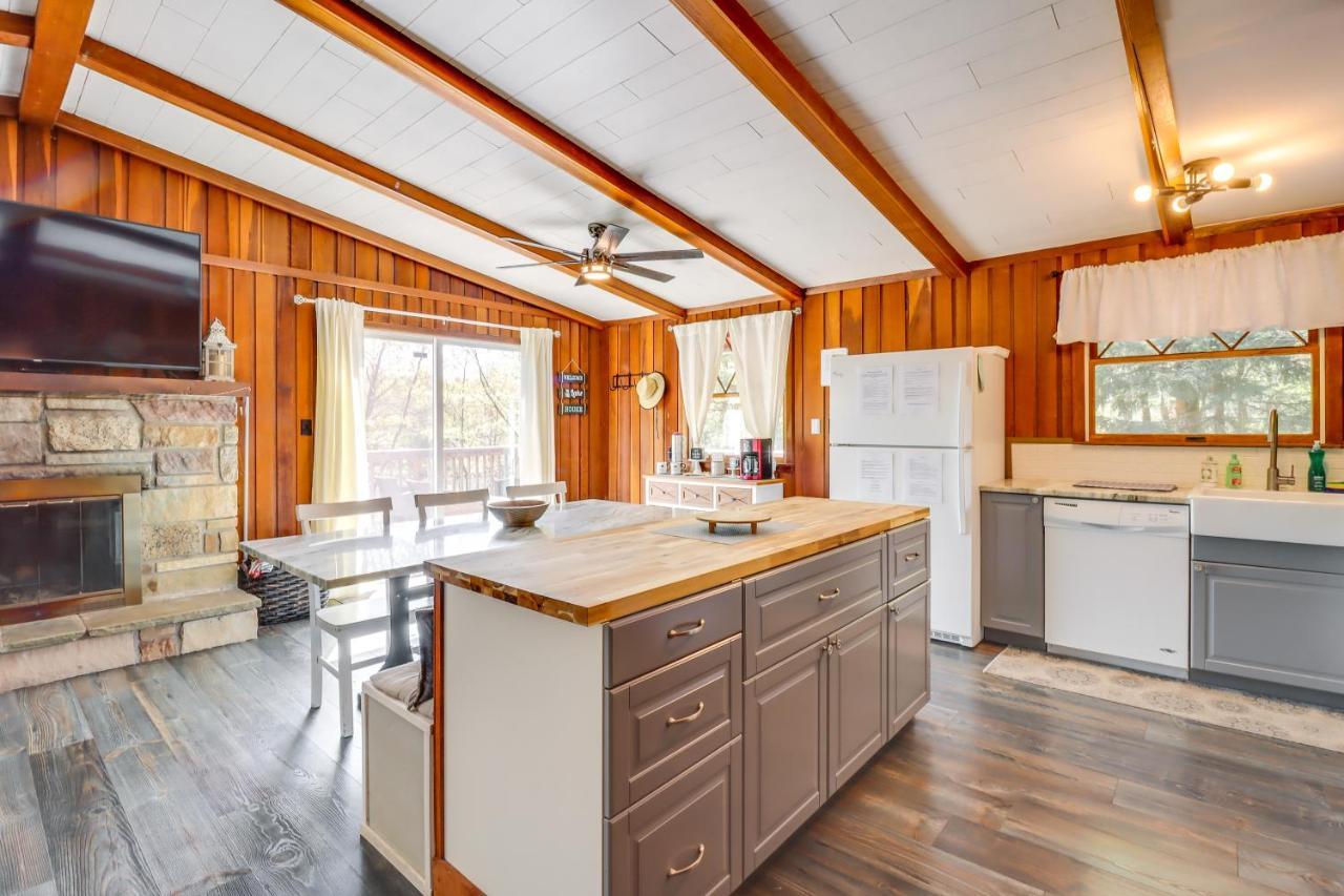 Lakefront Poconos Vacation Rental With Swim Dock! Long Pond エクステリア 写真