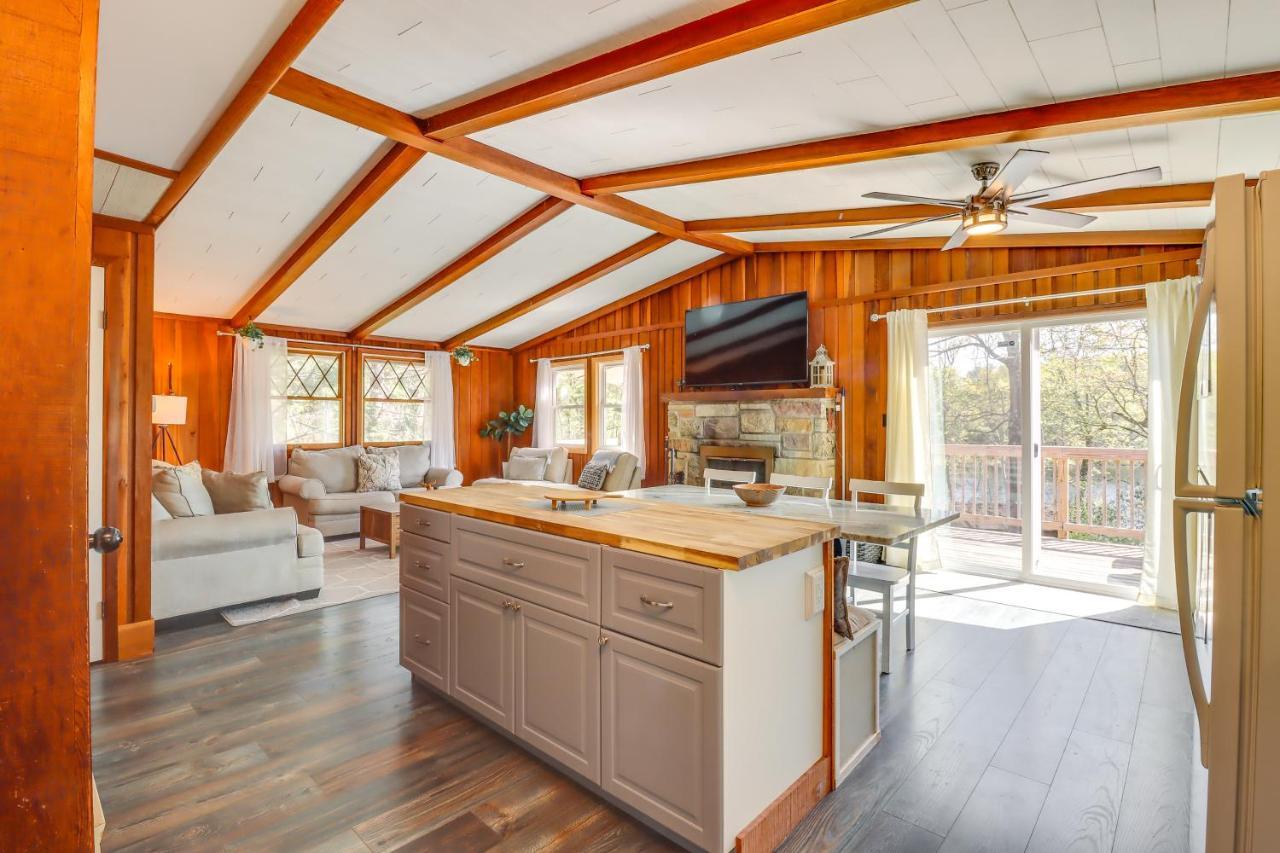 Lakefront Poconos Vacation Rental With Swim Dock! Long Pond エクステリア 写真