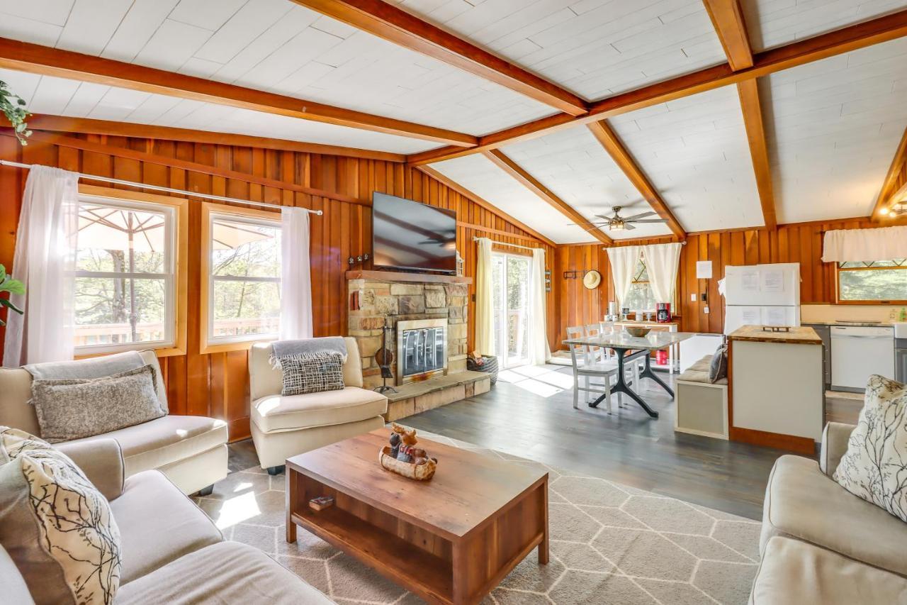 Lakefront Poconos Vacation Rental With Swim Dock! Long Pond エクステリア 写真