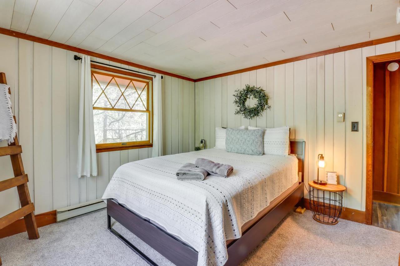 Lakefront Poconos Vacation Rental With Swim Dock! Long Pond エクステリア 写真