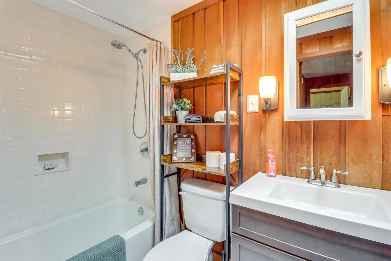 Lakefront Poconos Vacation Rental With Swim Dock! Long Pond エクステリア 写真