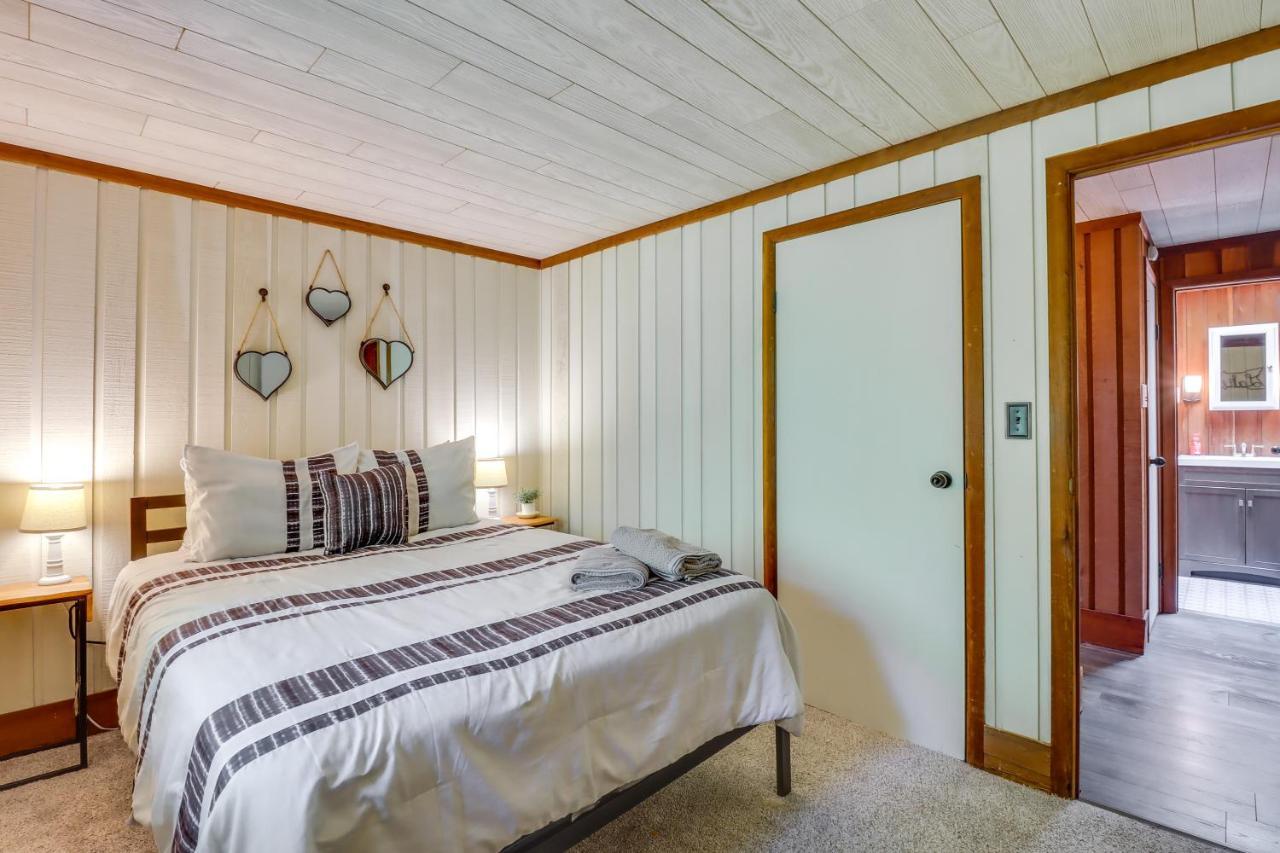 Lakefront Poconos Vacation Rental With Swim Dock! Long Pond エクステリア 写真