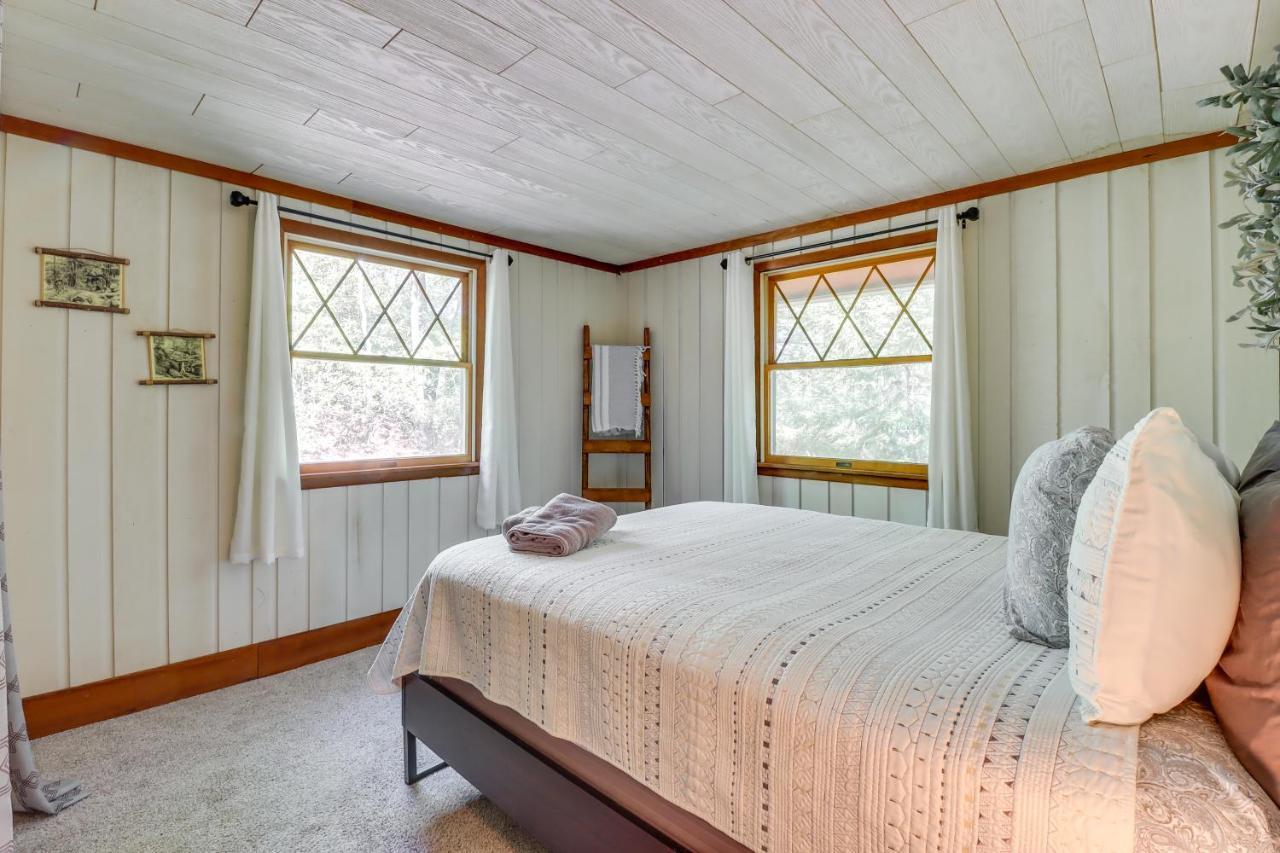 Lakefront Poconos Vacation Rental With Swim Dock! Long Pond エクステリア 写真