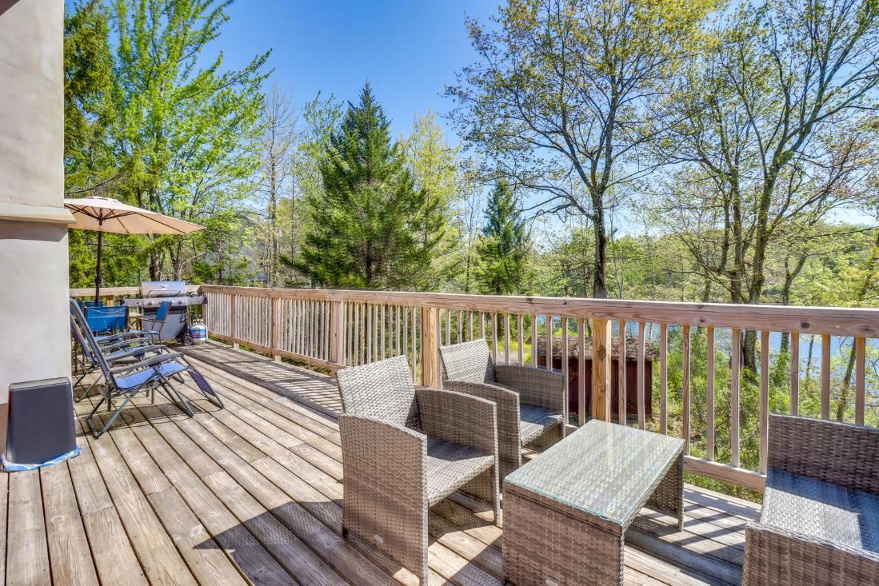 Lakefront Poconos Vacation Rental With Swim Dock! Long Pond エクステリア 写真