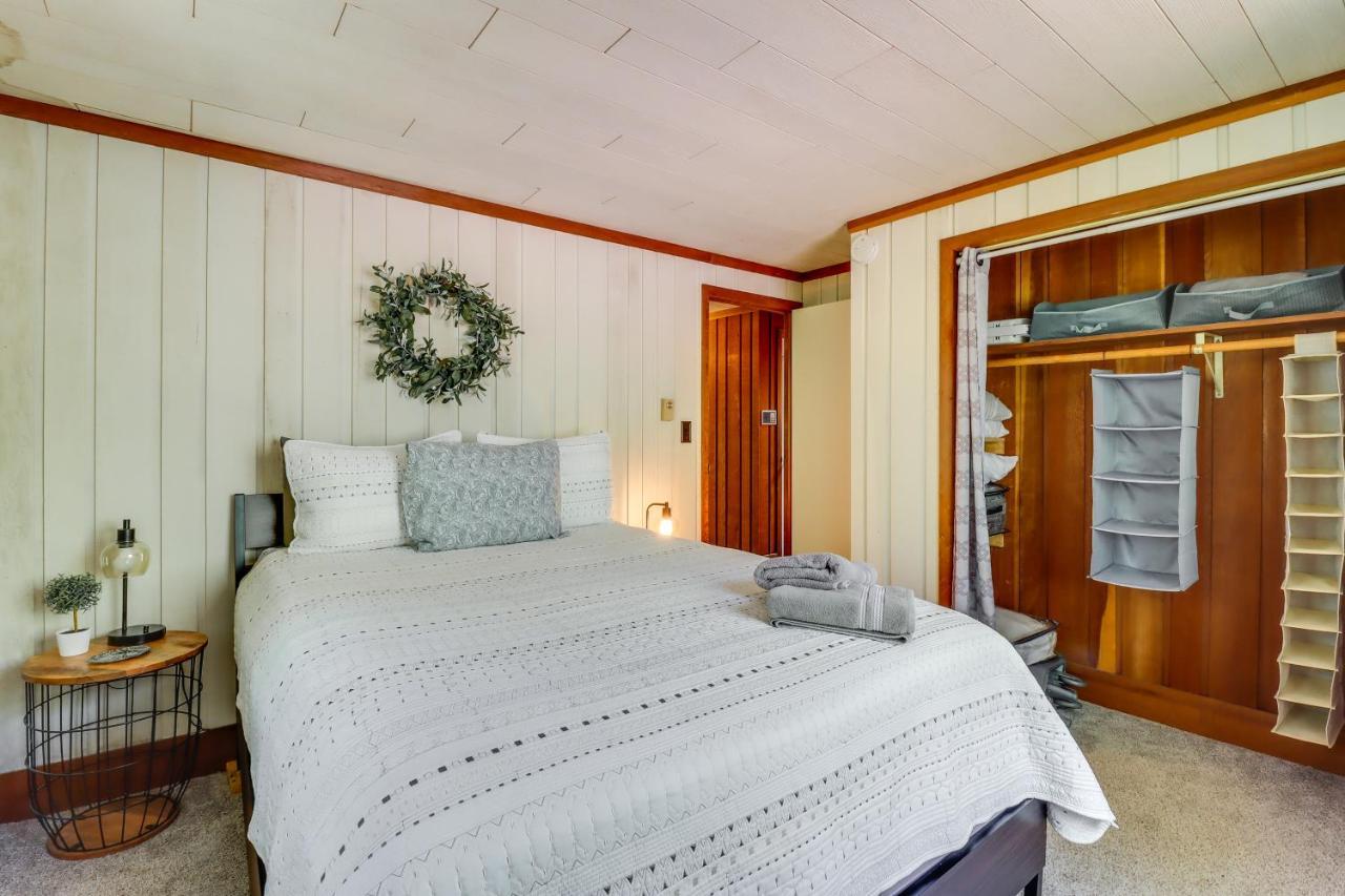 Lakefront Poconos Vacation Rental With Swim Dock! Long Pond エクステリア 写真