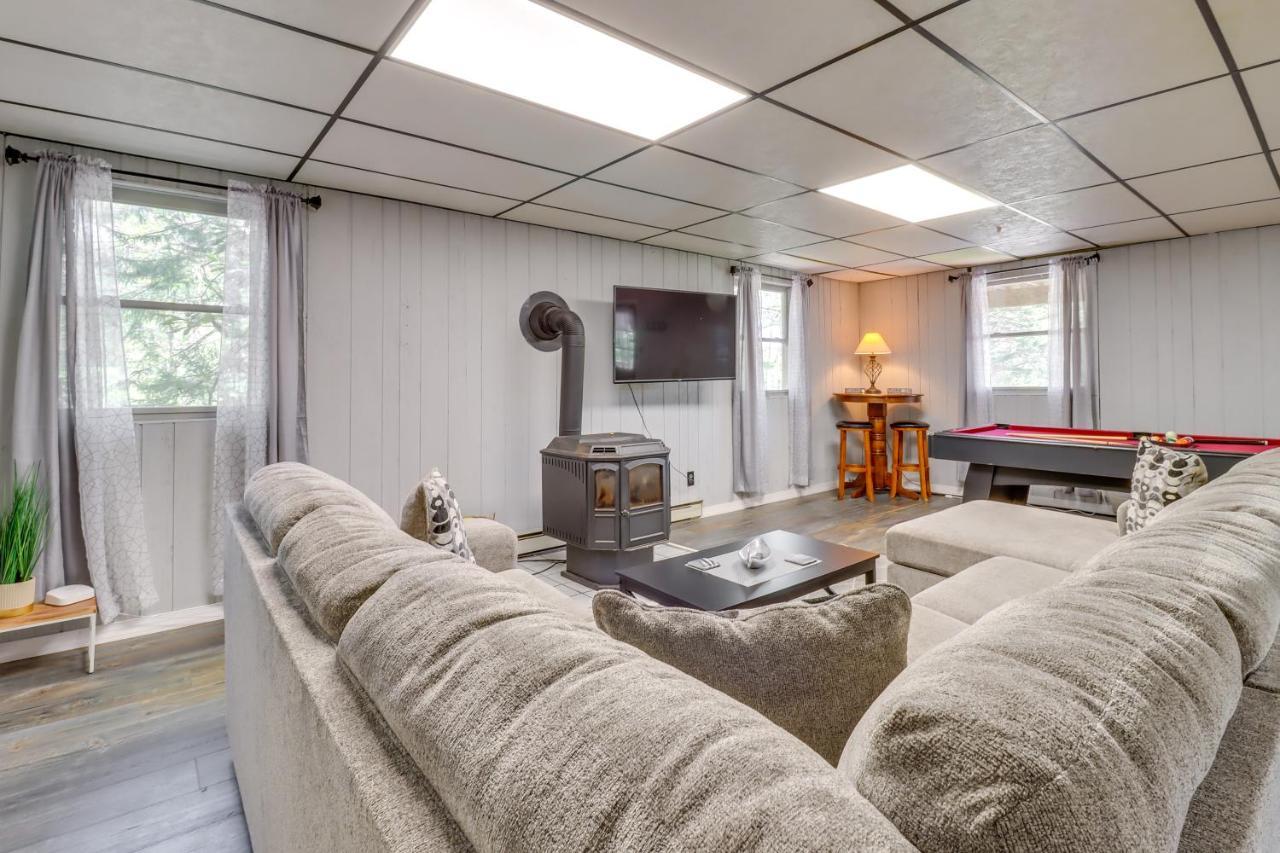 Lakefront Poconos Vacation Rental With Swim Dock! Long Pond エクステリア 写真